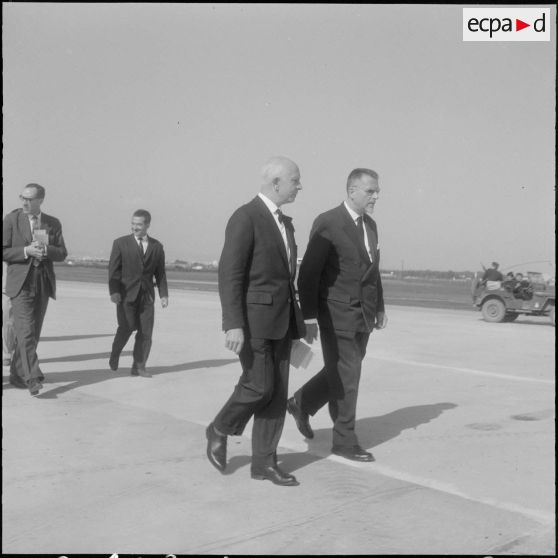 Maison Blanche. Robert Buron et monsieur Tamzali vice-président de la chambre de commerce.