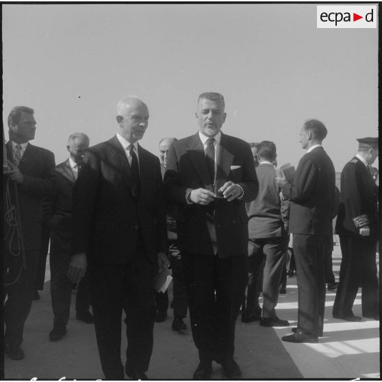 Maison Blanche. Robert Buron et monsieur Tamzali vice-président de la chambre de commerce.