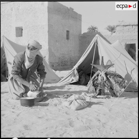 Fabrication de la Kesra sous les murs du bordj de Sif-el-Ménadi.