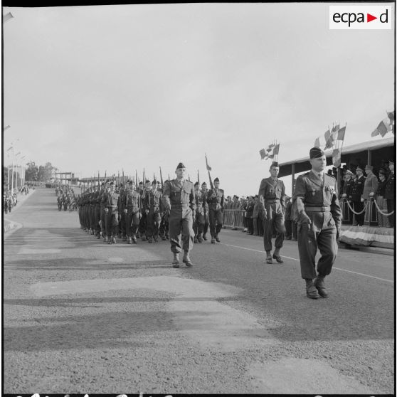 Alger. Cérémonie du 11 Novembre 1961. Défilé devant les autorités.