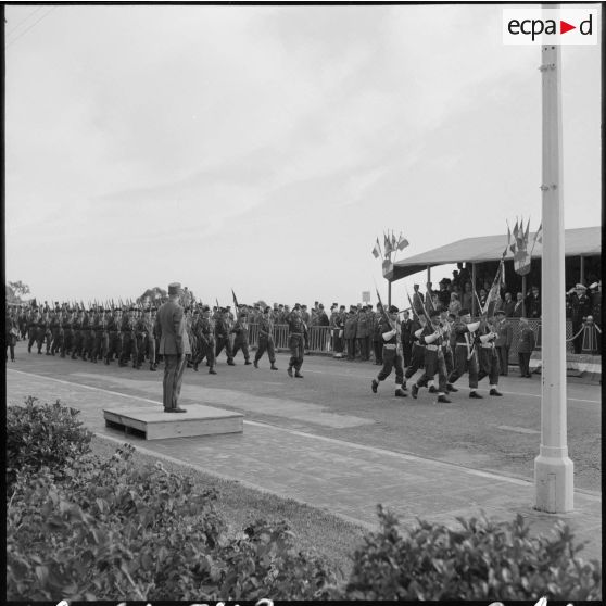 Alger. Cérémonie du 11 Novembre 1961. Défilé devant les autorités.