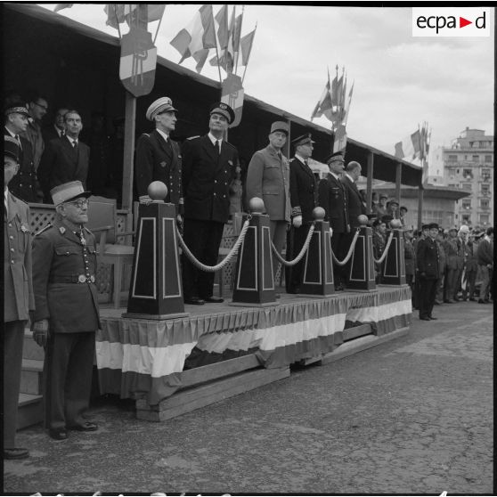 Alger. Cérémonie du 11 Novembre 1961. Les autorités dans la tribune.