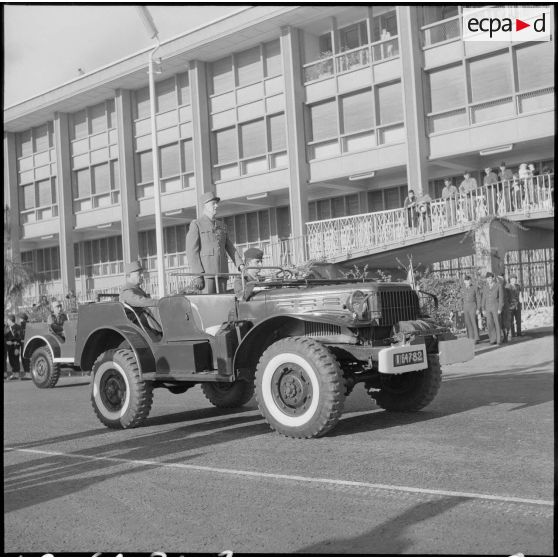 Alger. Cérémonie du 11 Novembre 1961. Défilé d'une autorité à bord d'une Dodge WC52.