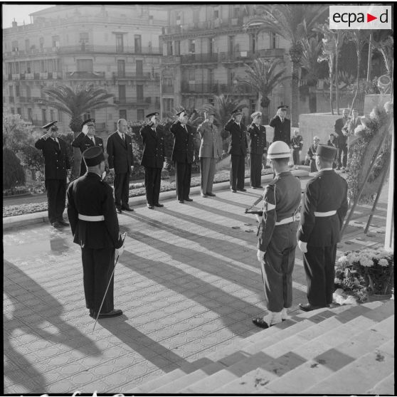 Alger. Cérémonie du 11 Novembre 1961 au monument aux morts.