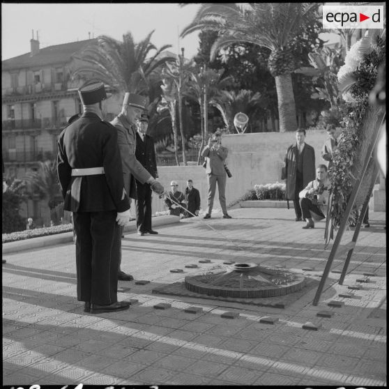 Alger. Cérémonie du 11 Novembre 1961. Ranimage de la flamme au monument aux morts.