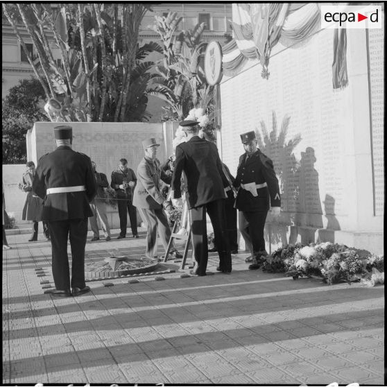 Alger. Cérémonie du 11 Novembre 1961 au monument aux morts.