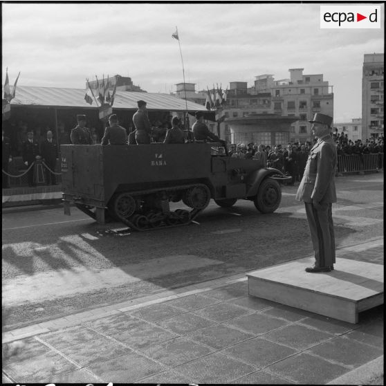 Alger. Cérémonie du 11 Novembre 1961. Défilé d'un Half-track devant les autorités.