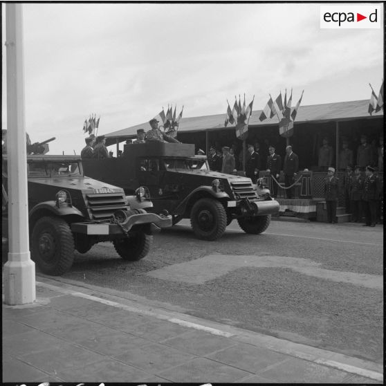 Alger. Cérémonie du 11 Novembre 1961. Défilé de Half-track devant les autorités.