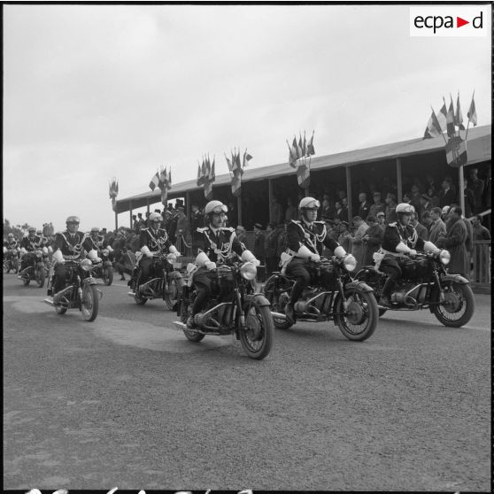 Alger. Cérémonie du 11 Novembre 1961. Défilé d'une brigade à moto devant les autorités.
