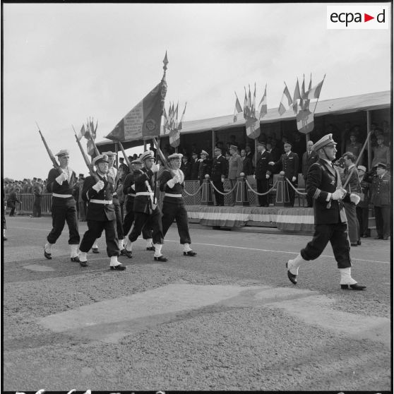 Alger. Cérémonie du 11 Novembre 1961. Défilé devant les autorités.