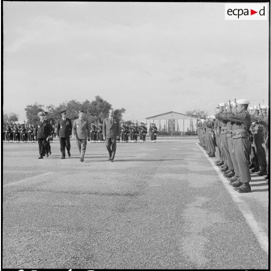 La Reghaïa. Cérémonie du 11 Novembre 1961. Revue des troupes par Jean Morin, les généraux Ailleret et Fourquet et l'Amiral Querville.