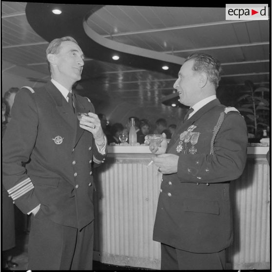 La Reghaïa. Pot donné à l'issue de la cérémonie du 11 Novembre 1961. L'Amiral Querville et le commandant Pacaud.