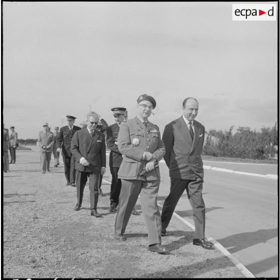 La Reghaïa. Cérémonie du 11 Novembre 1961. Monsieur Morin et le général Ailleret.