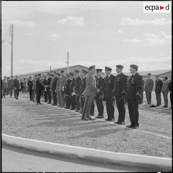 La Reghaïa. Cérémonie du 11 Novembre 1961. Félicitations aux récipiendaires.