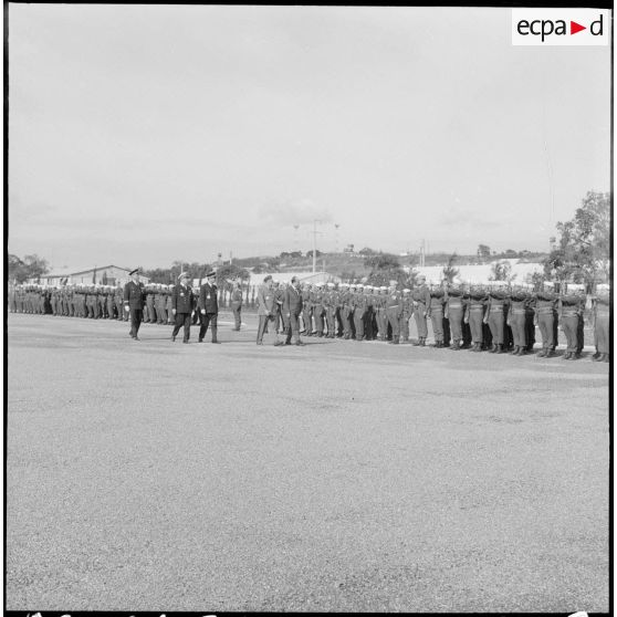 La Reghaïa. Cérémonie du 11 Novembre 1961. Revue des troupes par Jean Morin, les généraux Ailleret et Fourquet et l'Amiral Querville.