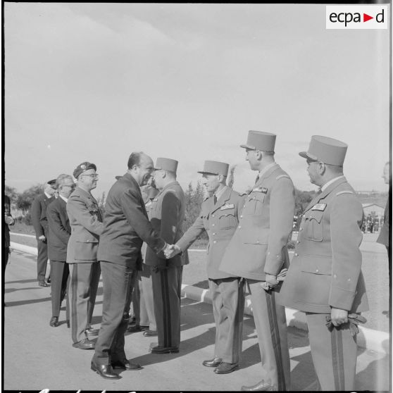 La Reghaïa. Cérémonie du 11 Novembre 1961. Arrivée de Jean Morin et du général Ailleret.