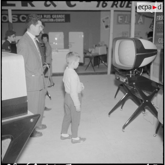 Alger. Exposition d'électroménager. Stand de téléviseurs.