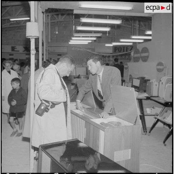 Alger. Exposition d'électroménager. Stand d'appareils sonores.