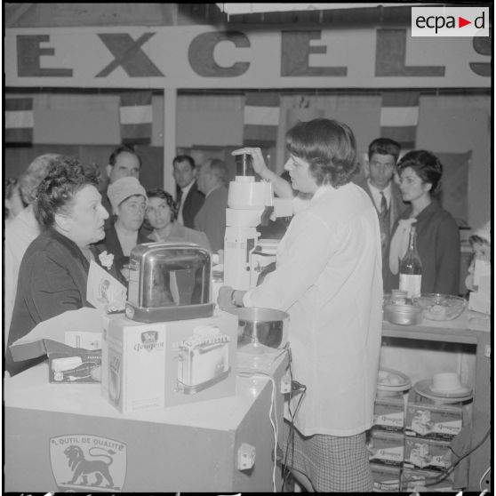 Alger. Exposition d'électroménager. Démonstration de divers appareils ménagers.