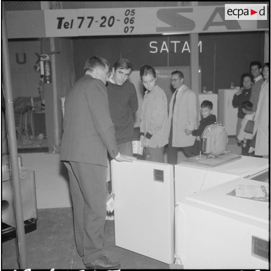 Alger. Exposition d'électroménager. Stand de frigidaires.