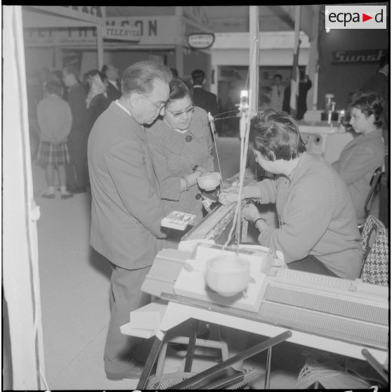 Alger. Exposition d'électroménager. Machine à coudre.