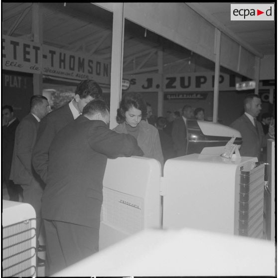 Alger. Exposition d'électroménager. Stand de frigidaires.