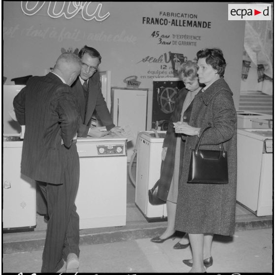 Alger. Exposition d'électroménager. Divers visiteurs, devant les stands de machines de cuisine.