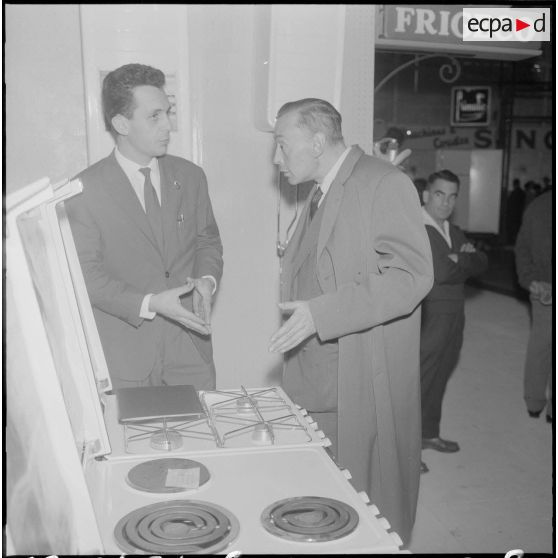 Alger. Exposition d'électroménager. Divers visiteurs, devant les stands de machines de cuisine.