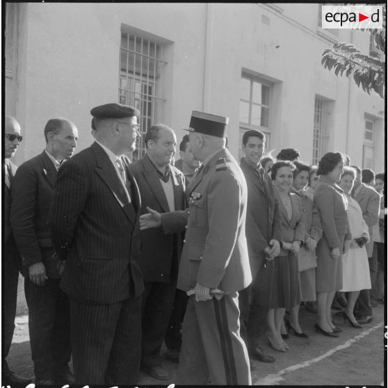 Alger. Caserne d'Orléans. Le Colonel Coll passe dans les rangs du personnel civil.