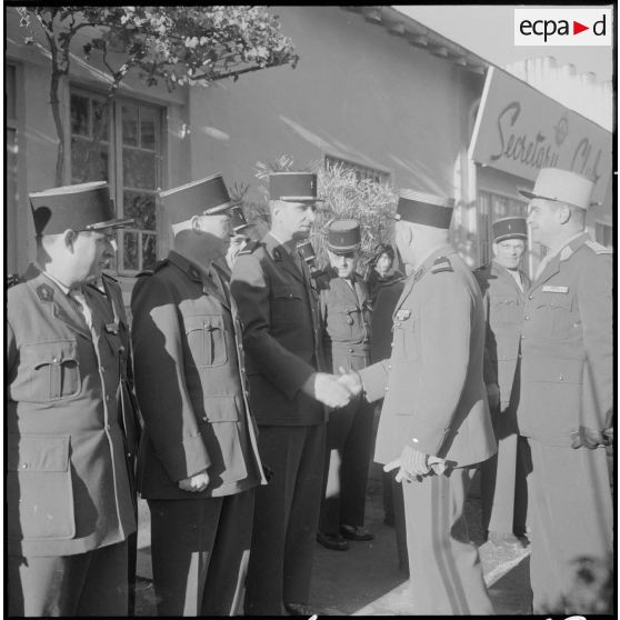 Alger. Caserne d'Orléans. Le Colonel Coll passe dans les rangs des officiers et sous-officiers.