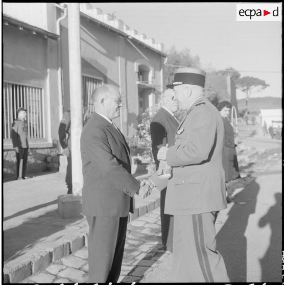 Alger. Caserne d'Orléans. Le colonel Coll remet les médailles du travail.