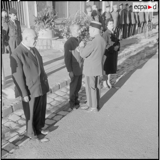 Alger. Caserne d'Orléans. Le colonel Coll remet les médailles du travail.