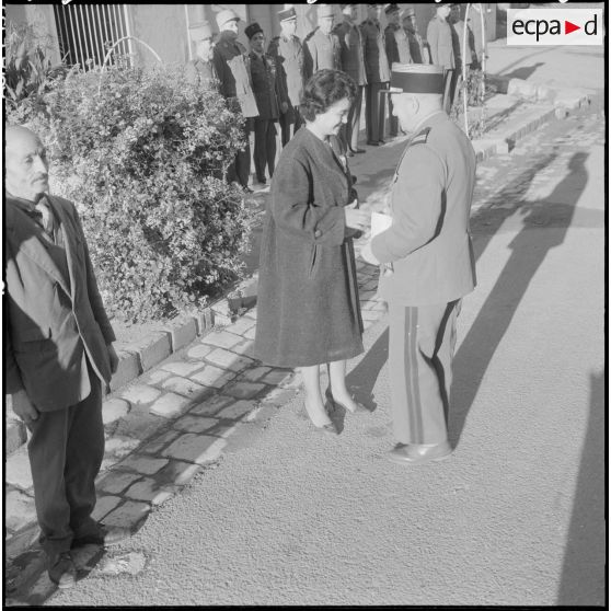Alger. Caserne d'Orléans. Le colonel Coll remet les médailles du travail.