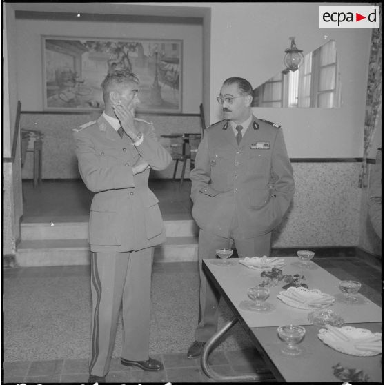 Alger. Caserne d'Orléans. Foyer de la DRTTA, où a lieu le pot d'honneur en fin de cérémonie. Les officiers de la DRTTA.