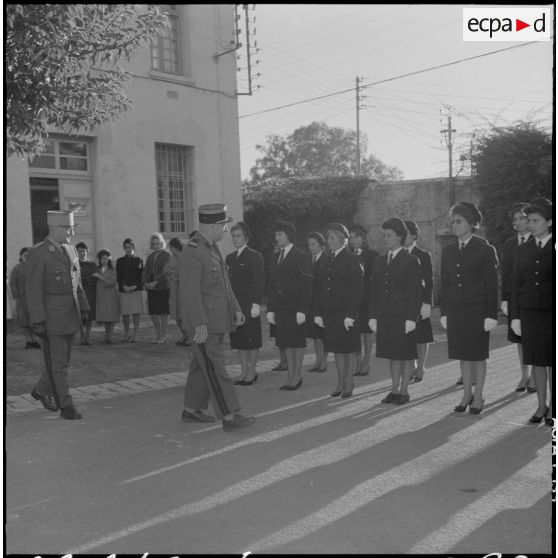 Alger. Caserne d'Orléans. Le colonel Coll passe en revue les troupes.
