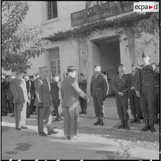 Alger. Caserne d'Orléans. Le Colonel Coll passe en revue les troupes, devant les bâtiments de la direction du recrutement de la région territoriale d'Alger.