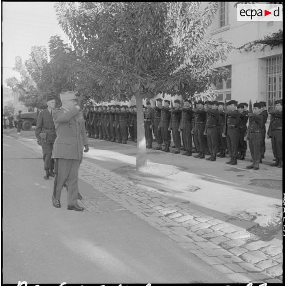 Alger. Caserne d'Orléans. Prise d'armes.