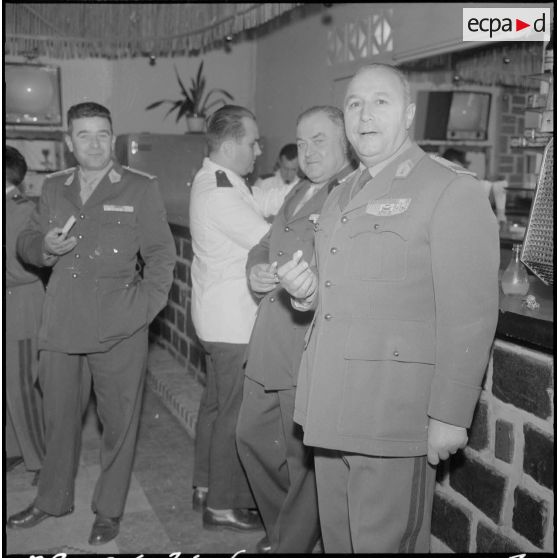 Alger. Caserne d'Orléans. Foyer de la DRTTA, où a lieu le pot d'honneur en fin de cérémonie. Les officiers de la DRTTA.