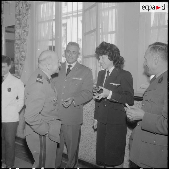 Alger. Caserne d'Orléans. Foyer de la DRTTA, où a lieu le pot d'honneur en fin de cérémonie. Les officiers de la DRTTA.