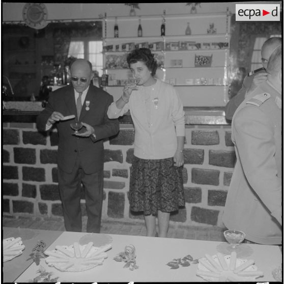 Alger. Caserne d'Orléans. Foyer de la DRTTA, où a lieu le pot d'honneur en fin de cérémonie. Deux récipiendaires s'entretiennent.