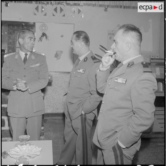 Alger. Caserne d'Orléans. Foyer de la DRTTA, où a lieu le pot d'honneur en fin de cérémonie. Les officiers de la DRTTA.
