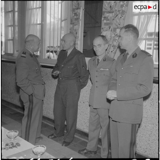 Alger. Caserne d'Orléans. Foyer de la DRTTA, où a lieu le pot d'honneur en fin de cérémonie. Les officiers de la DRTTA.