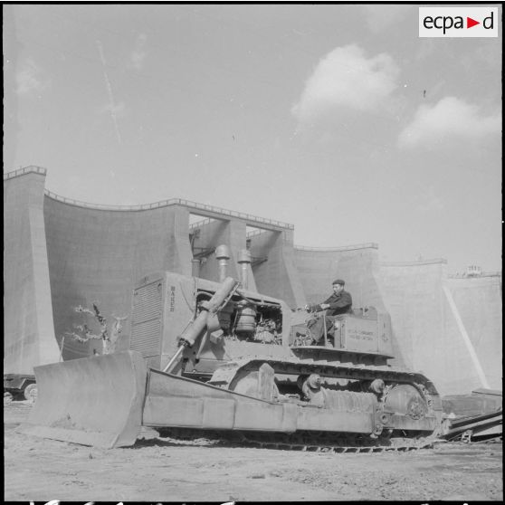 Barrage d'Erraguene et centrale. Un ouvrier à bord d'un engin de terrassement.