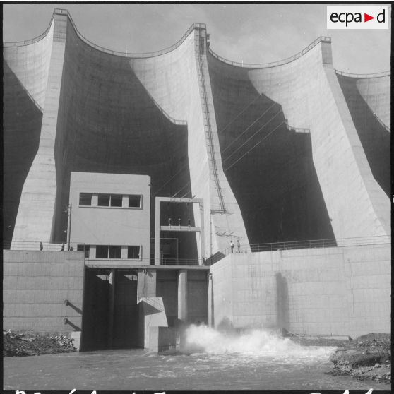 Barrage d'Erraguene. Ouverture des vannes.