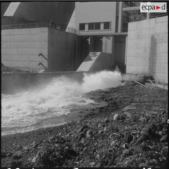 Barrage d'Erraguene. Ouverture des vannes.