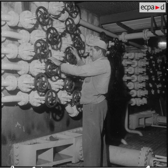Barrage d'Erraguene. Salle des vannes.
