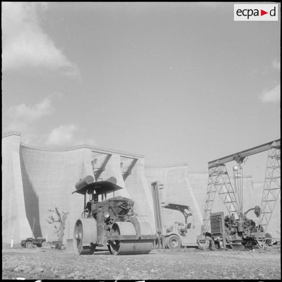 Barrage d'Erraguene et centrale. Les engins de travaux.