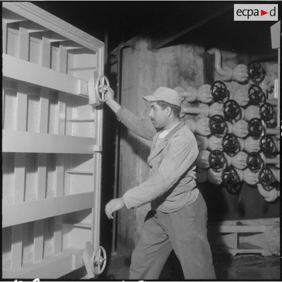 Barrage d'Erraguene. Salle des vannes.