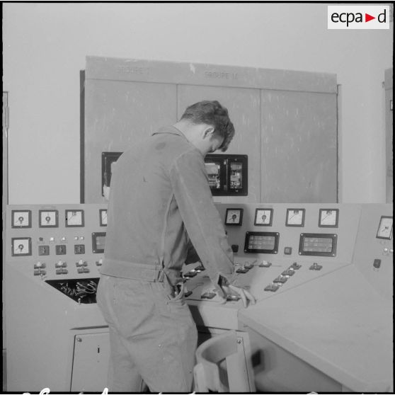 Barrage d'Erraguene. Tableau de commandes de l'usine souterraine.