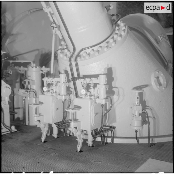 Barrage d'Erraguene. Conduite amenant l'eau aux turbines. Alternateur.